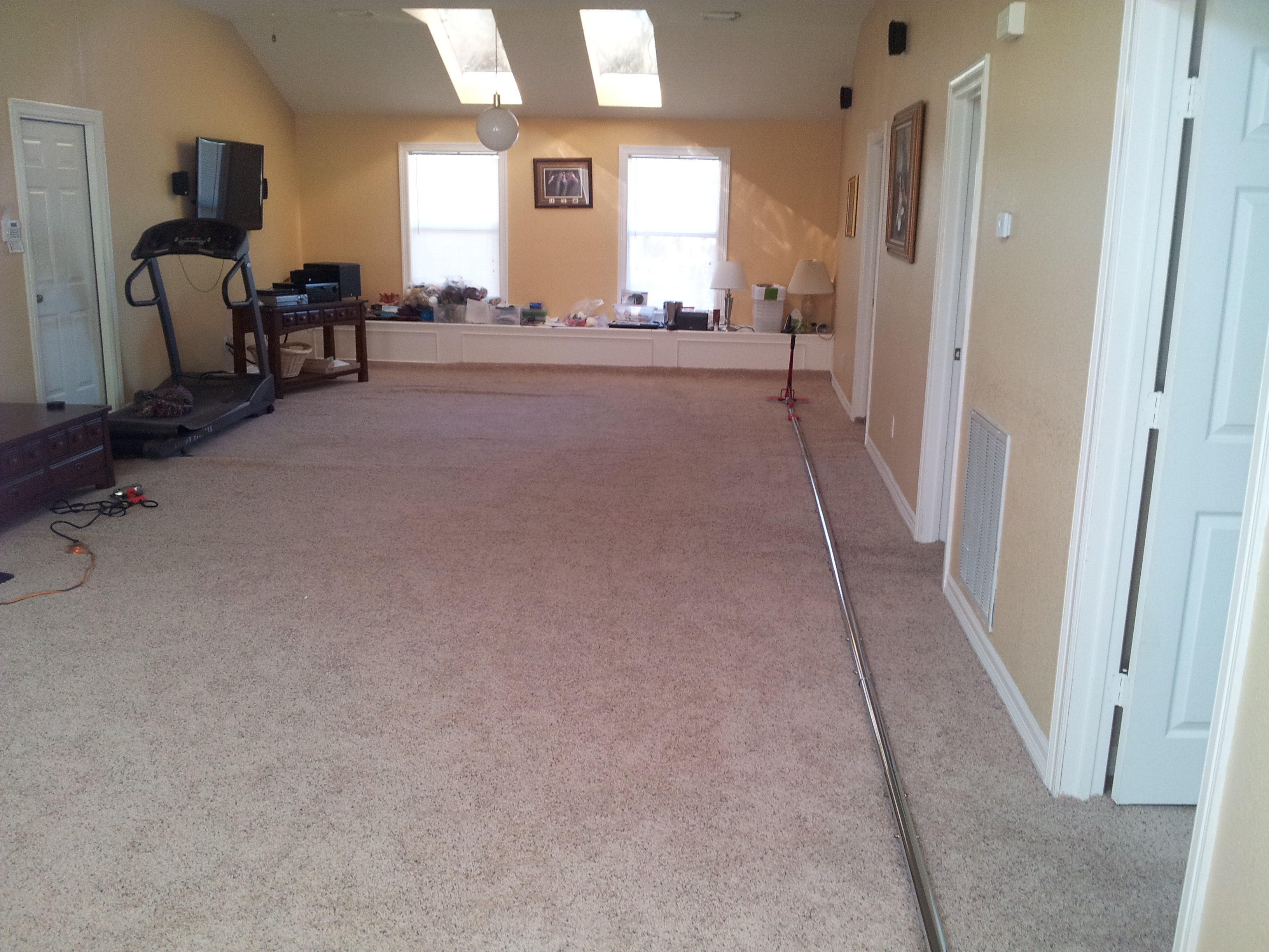 carpet stretcher halfway through stretching process